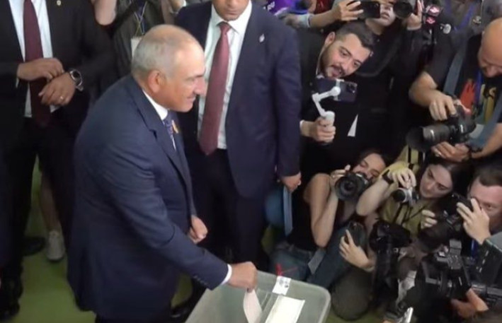 Nikol Paşinyan parlament seçkilərində səs verdi 