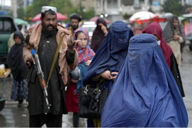 “Taliban” qadınların geyiminə nəzarəti sərtləşdirib: burka taxmayanlar SAXLANILIB