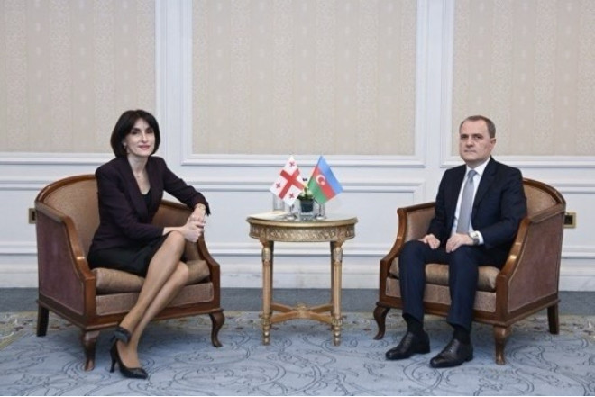 Ceyhun Bayramov gürcü həmkarı ilə görüşdü 