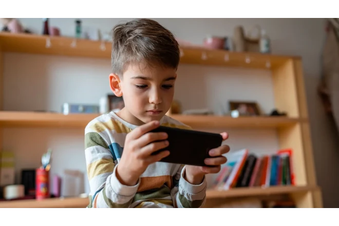 Starmerdən "Apple" və "Google" şirkətlərinə tələb 