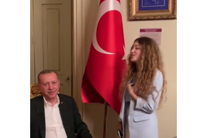 Türkiyədə müğənninin Ərdoğan üçün ifası diqqət çəkib - VİDEO