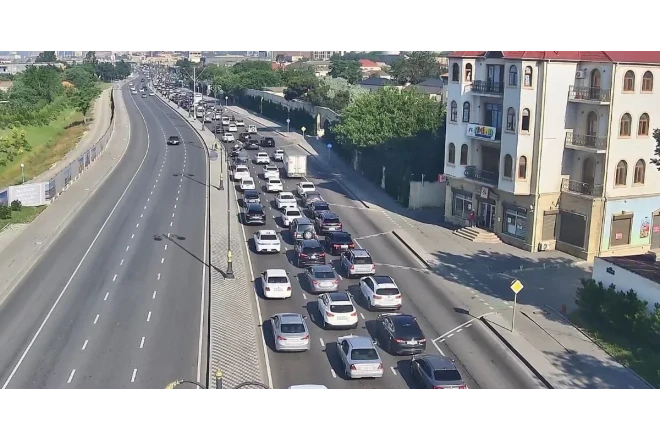 Paytaxtın bəzi küçələrində sıxlıq var 