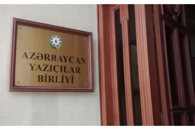 Yazıçılar Birliyinə qəbul dayandırıldı 