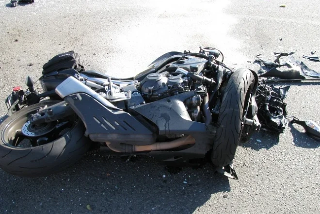 Masazırda avtomobil motosikleti vurdu 