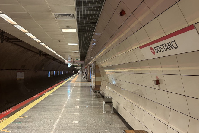 İstanbulda metro relsdən çıxdı 