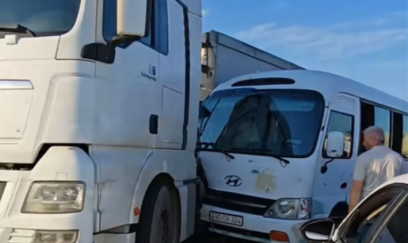 Lökbatanda mikroavtobus yük maşınına çırpıldı 