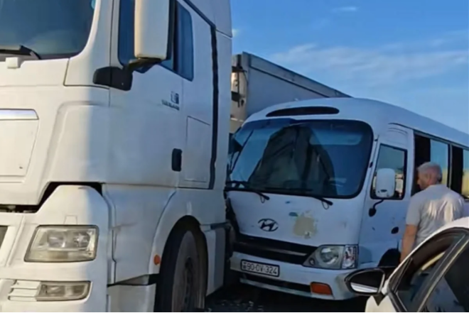 Lökbatanda mikroavtobus yük maşınına çırpıldı 