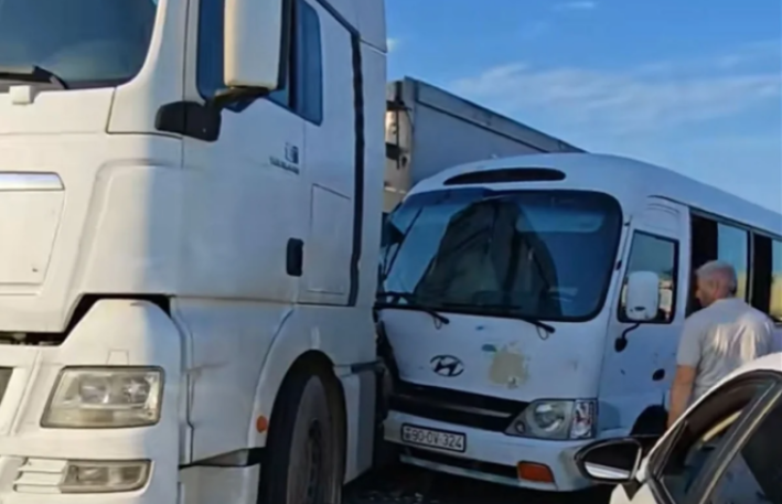 Lökbatanda mikroavtobus yük maşınına çırpıldı 