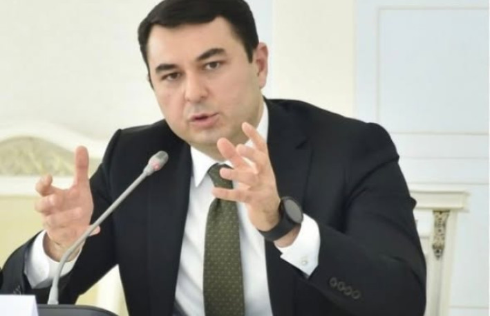 Cənab nazir, bəyəm bu insan  dövlətdən çoxmu şey istəyir? 