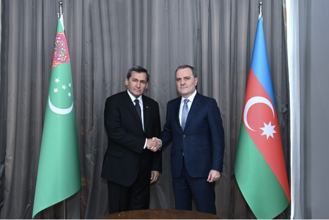 Ceyhun Bayramov türkmənistanlı həmkarı ilə görüşüb 