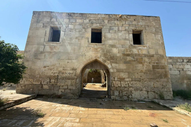 Bakıda tarixi karvansaraya qanunsuz müdaxilənin qarşısı alındı - FOTO
