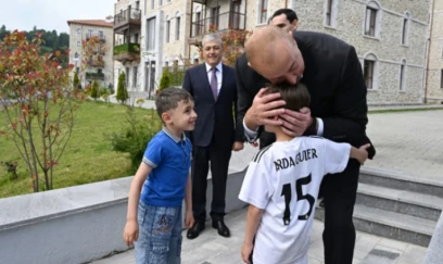 İlham Əliyev Şuşada balaca sakinləri sevindirdi