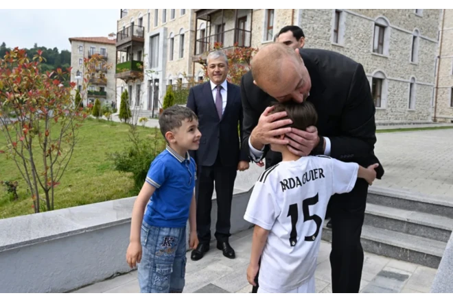 İlham Əliyev Şuşada balaca sakinləri sevindirdi