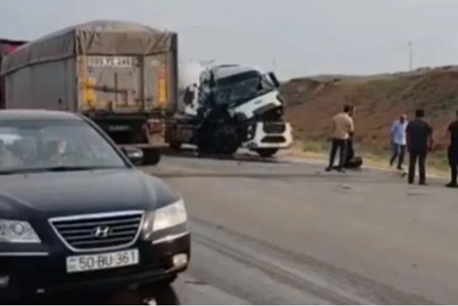Sumqayıtda yük avtomobilləri toqquşdu 