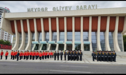 Hərbi orkestrin müşayiəti ilə möhtəşəm yürüşlər başladı – FOTOLAR
