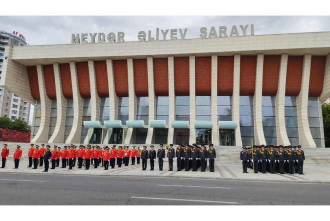 Hərbi orkestrin müşayiəti ilə möhtəşəm yürüşlər başladı – FOTOLAR