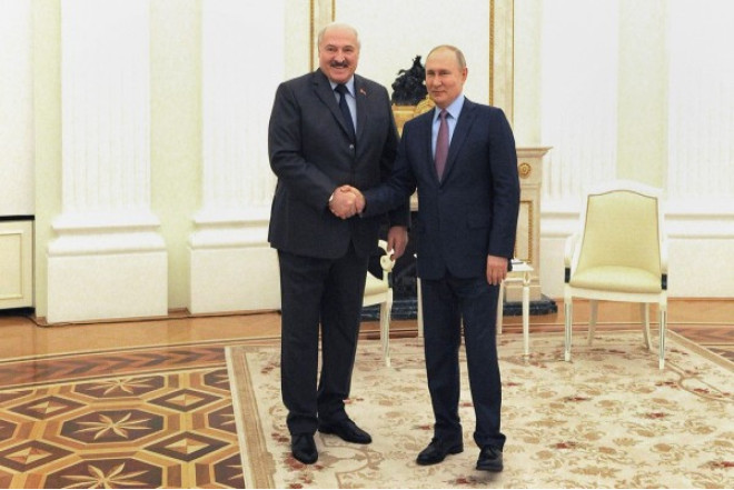 Putin Lukaşenko ilə görüşüb 