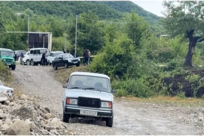 Şamaxının dağ kəndlərinə gedən yol bağlandı - VİDEO
