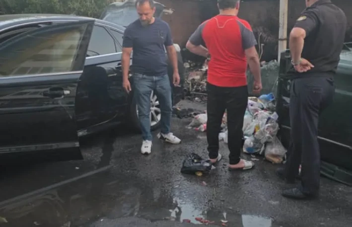 Jurnalistin maşını yandı - FOTOLAR