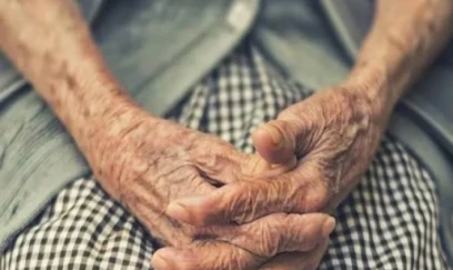 Bakıda binadan yxılan 80 yaşlı qadın sağ qaldı 