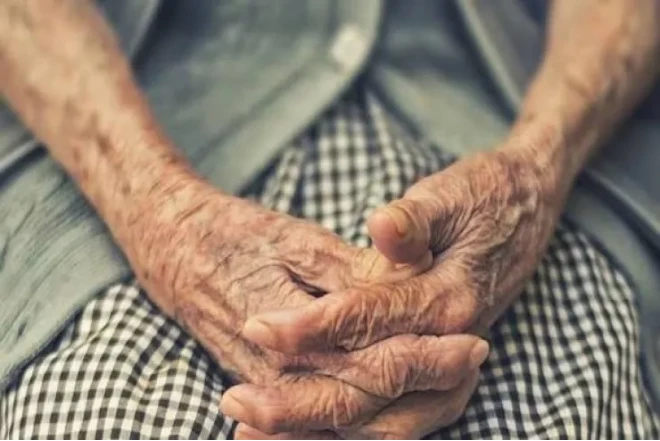 Bakıda binadan yxılan 80 yaşlı qadın sağ qaldı 