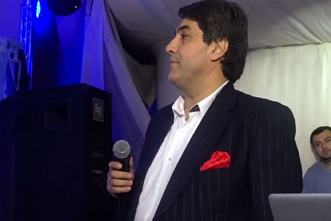 Erməni musiqiçi toyda Azərbaycan mahnısı oxudu, görün nə baş verdi – VİDEO