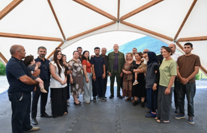Prezident İlham Əliyev Şuşanın Kiçik Qaladərəsi kəndində görülən işlərlə tanış olub 