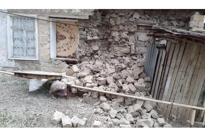 İsmayıllıda torpaq sürüşməsi: üç ailənin yaşadığı ev...