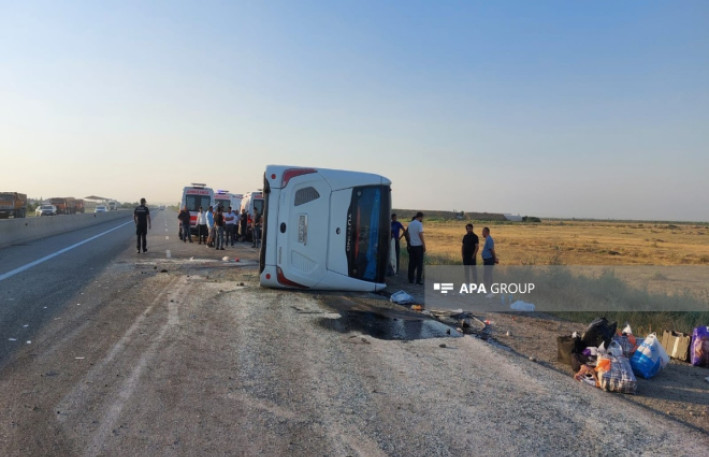 Hacıqabulda sərnişin avtobusu aşdı: 30-dan çox yaralı var - FOTO