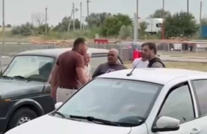 Yanacaq qıtlığı: Rusiyada YDM-lərdə növbə və davalar adi hala çevrilib - VIDEO