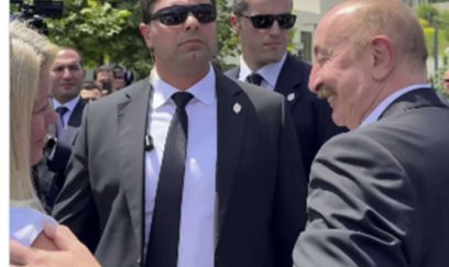 Prezident jurnalisti görüb avtomobildən düşdü 