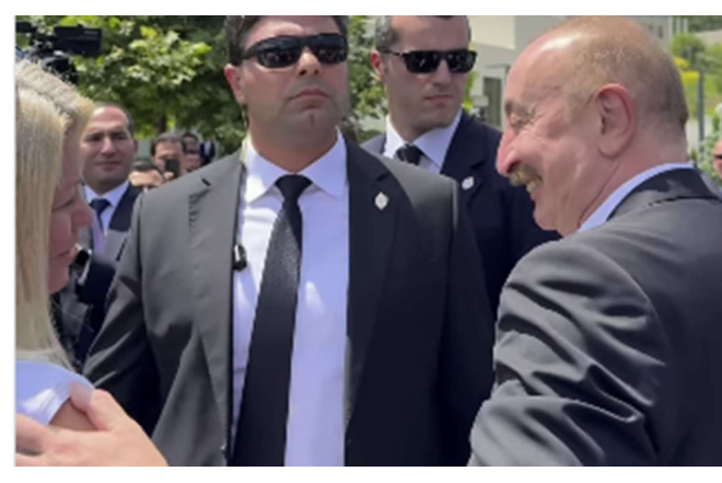Prezident jurnalisti görüb avtomobildən düşdü 