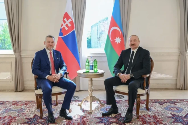 Prezident slovakiyalı həmkarı ilə təkbətək görüşdü 