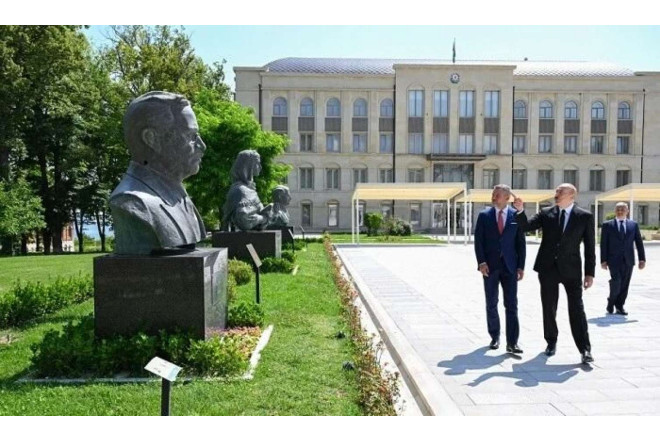 Prezidentlər işğal dövründə güllələnmiş büstlərə baxdılar