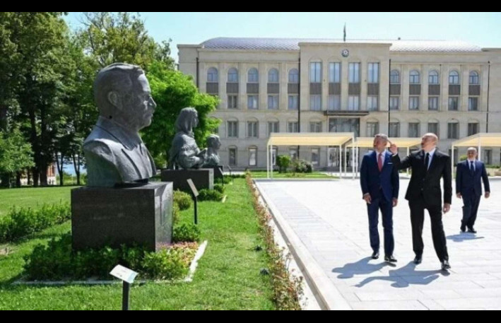 Prezidentlər işğal dövründə güllələnmiş büstlərə baxdılar