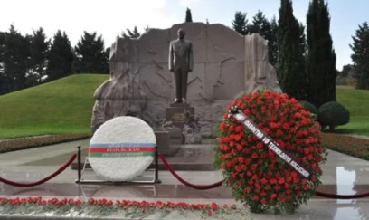 Slovakiya Prezidenti Heydər Əliyevin məzarını ziyarət edib 