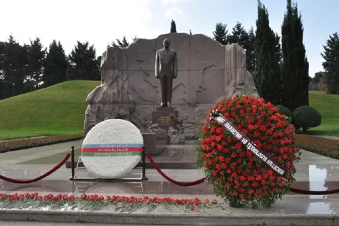 Slovakiya Prezidenti Heydər Əliyevin məzarını ziyarət edib 