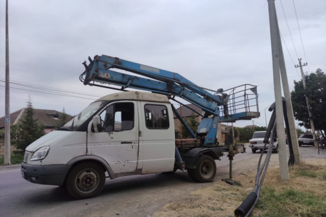 Xaçmazda "KamAZ"ın aşırtdığı dirəklər yoldan götürüldü - Kəndlərin işığı bərpa olundu - FOTO