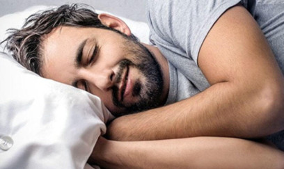 Həkim yuxu üçün ən təhlükəli pozanı açıqlayıb 