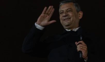 Özgür Özel CHP-dən getdi 