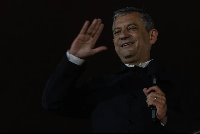Özgür Özel CHP-dən getdi 
