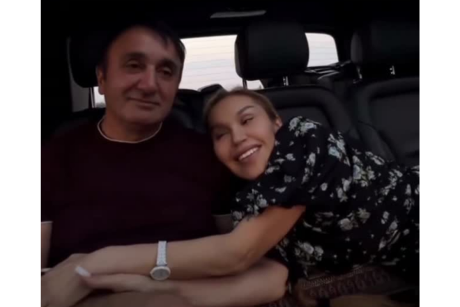 Rəqsanənin əri ilə avtomobildə romantik anları diqqət çəkdi - VIDEO