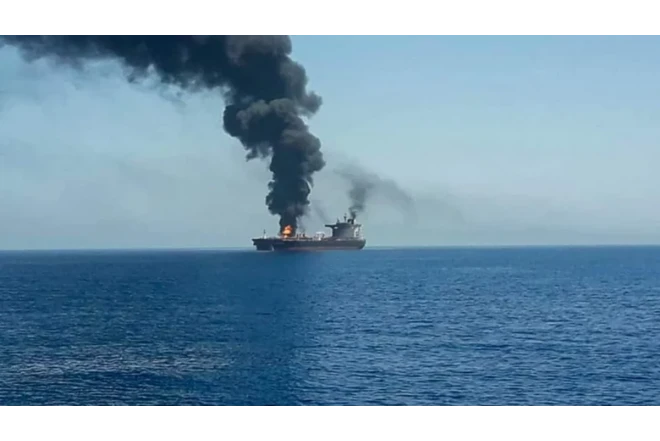 Hörmüz boğazında tanker minaya düşüb 