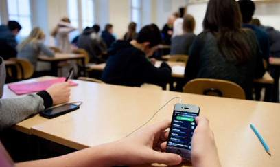 Məktəblərdə telefonlar tam qadağan ediləcək? – Hikmət Hacıyevin sitat gətirdiyi kitabda nə deyilir?