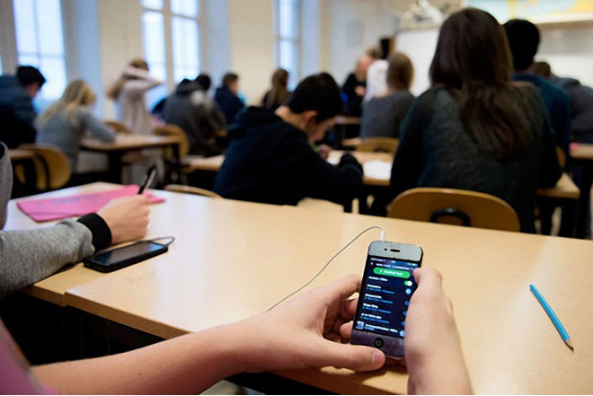 Məktəblərdə telefonlar tam qadağan ediləcək? – Hikmət Hacıyevin sitat gətirdiyi kitabda nə deyilir?