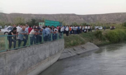 Su kanalı yarıldı: Həyətlər su altında qaldı 