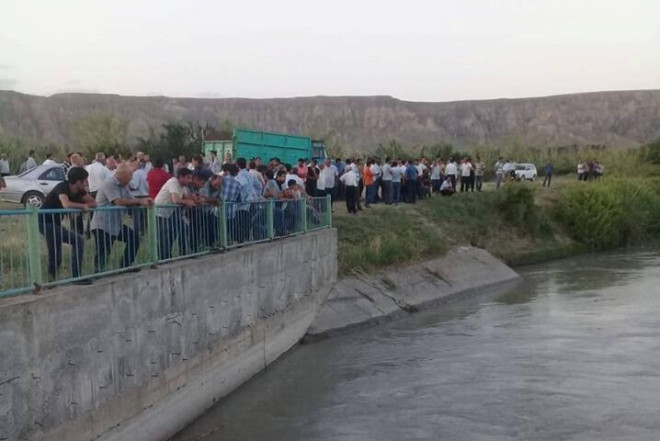 Su kanalı yarıldı: Həyətlər su altında qaldı 