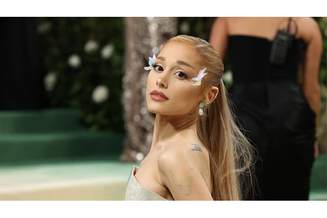 Ariana Qrande yeni klipində Hollivud stereotiplərinə qarşı çıxdı - VIDEO