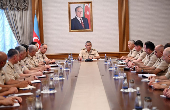Müdafiə naziri hərbi attaşelərlə görüşüb 