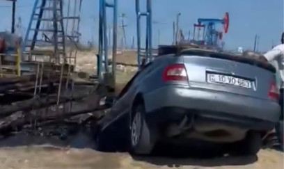Bakıda avtomobil neft quyusuna düşdü - VİDEO